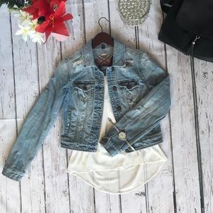 🌸 Cute American Eagle distressed denim jacket! 🌸